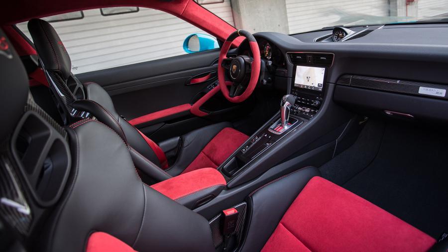 Интерьер Porsche 911 GT2 RS (991) 2017 года  (WW) (фото 65 из 93)